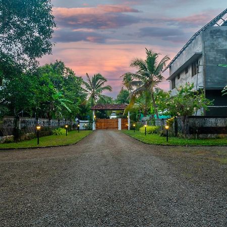 Babira Brookside Heritage Resort Кумараком Экстерьер фото