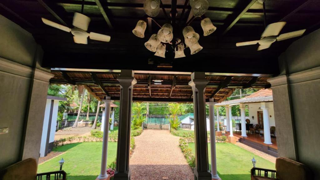 Babira Brookside Heritage Resort Кумараком Экстерьер фото