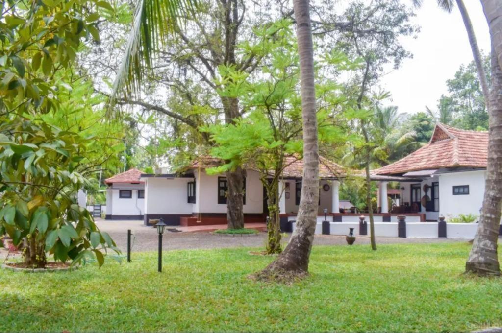 Babira Brookside Heritage Resort Кумараком Экстерьер фото