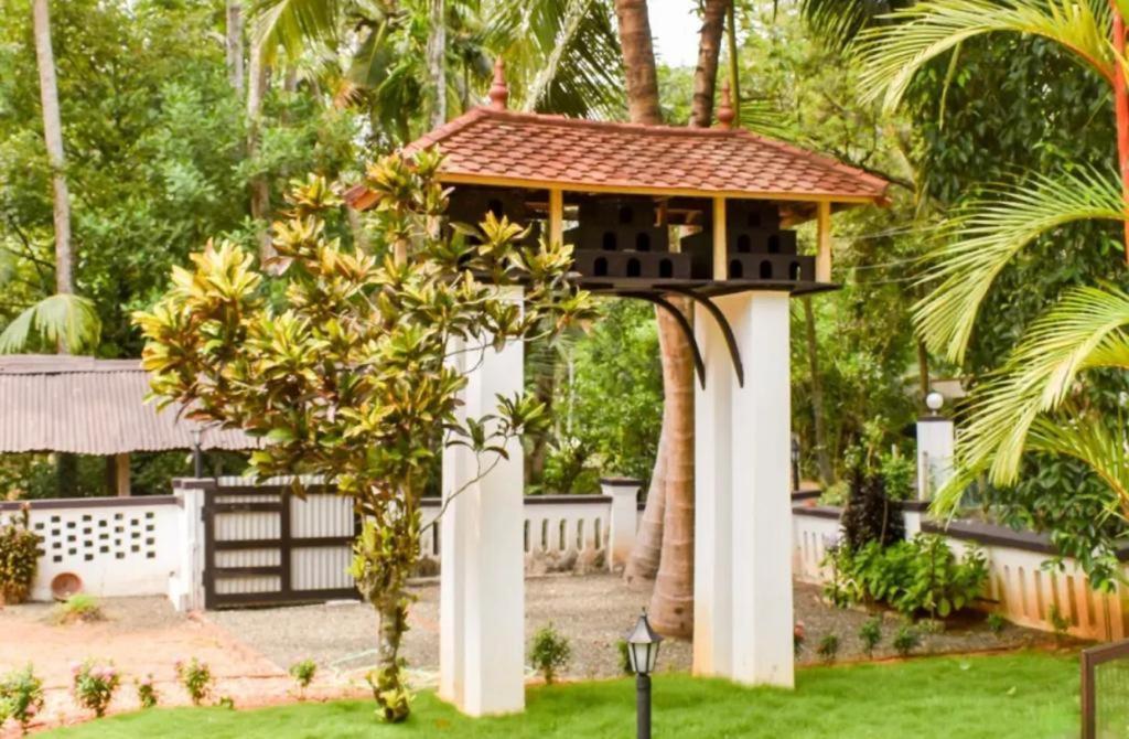 Babira Brookside Heritage Resort Кумараком Экстерьер фото