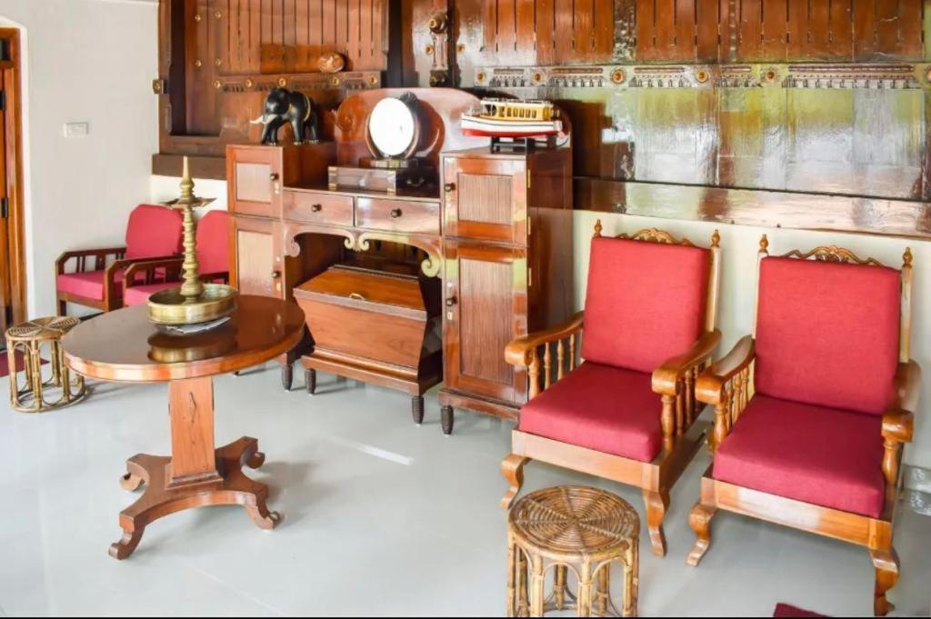 Babira Brookside Heritage Resort Кумараком Экстерьер фото
