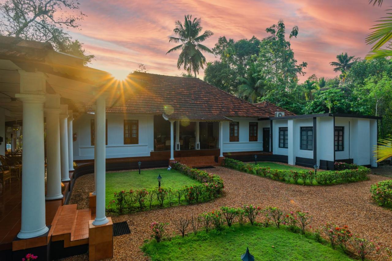 Babira Brookside Heritage Resort Кумараком Экстерьер фото