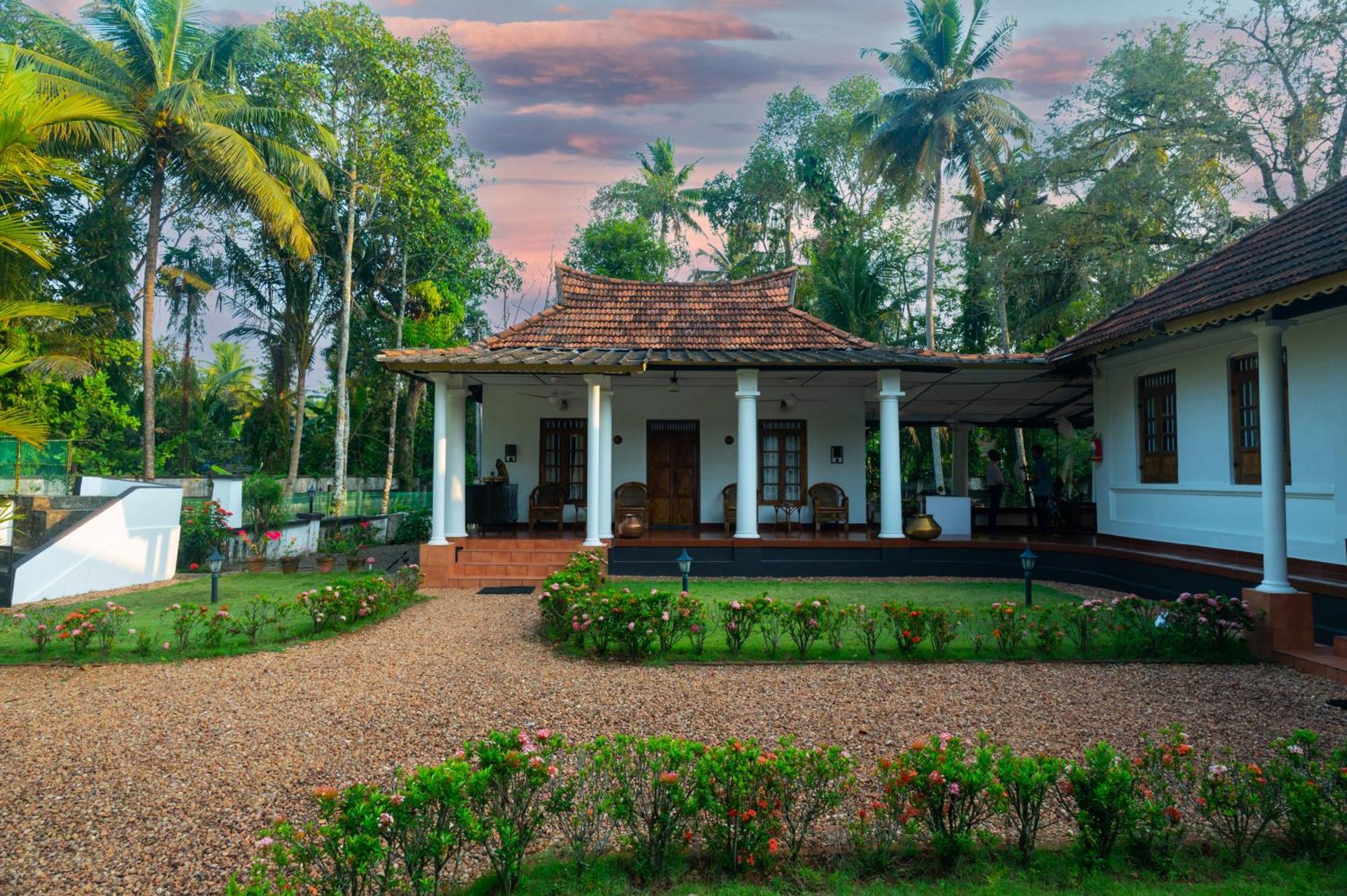 Babira Brookside Heritage Resort Кумараком Экстерьер фото