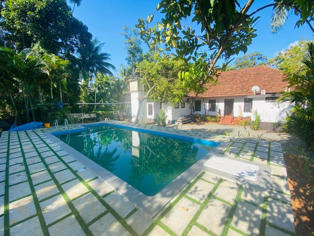 Babira Brookside Heritage Resort Кумараком Экстерьер фото