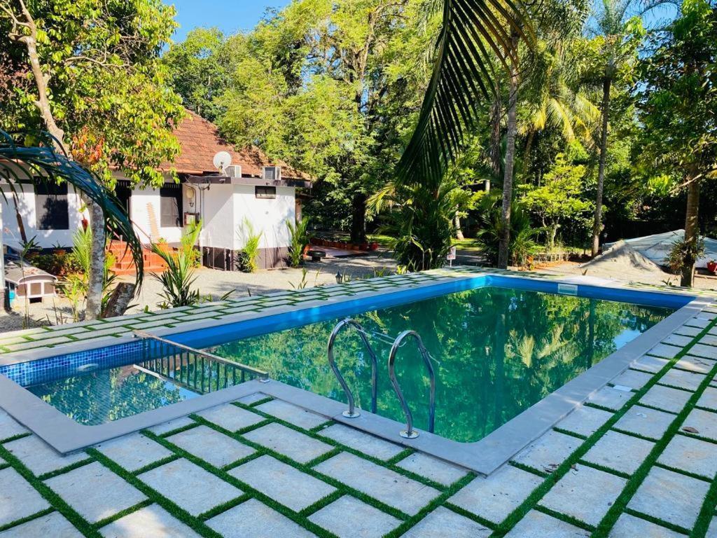Babira Brookside Heritage Resort Кумараком Экстерьер фото