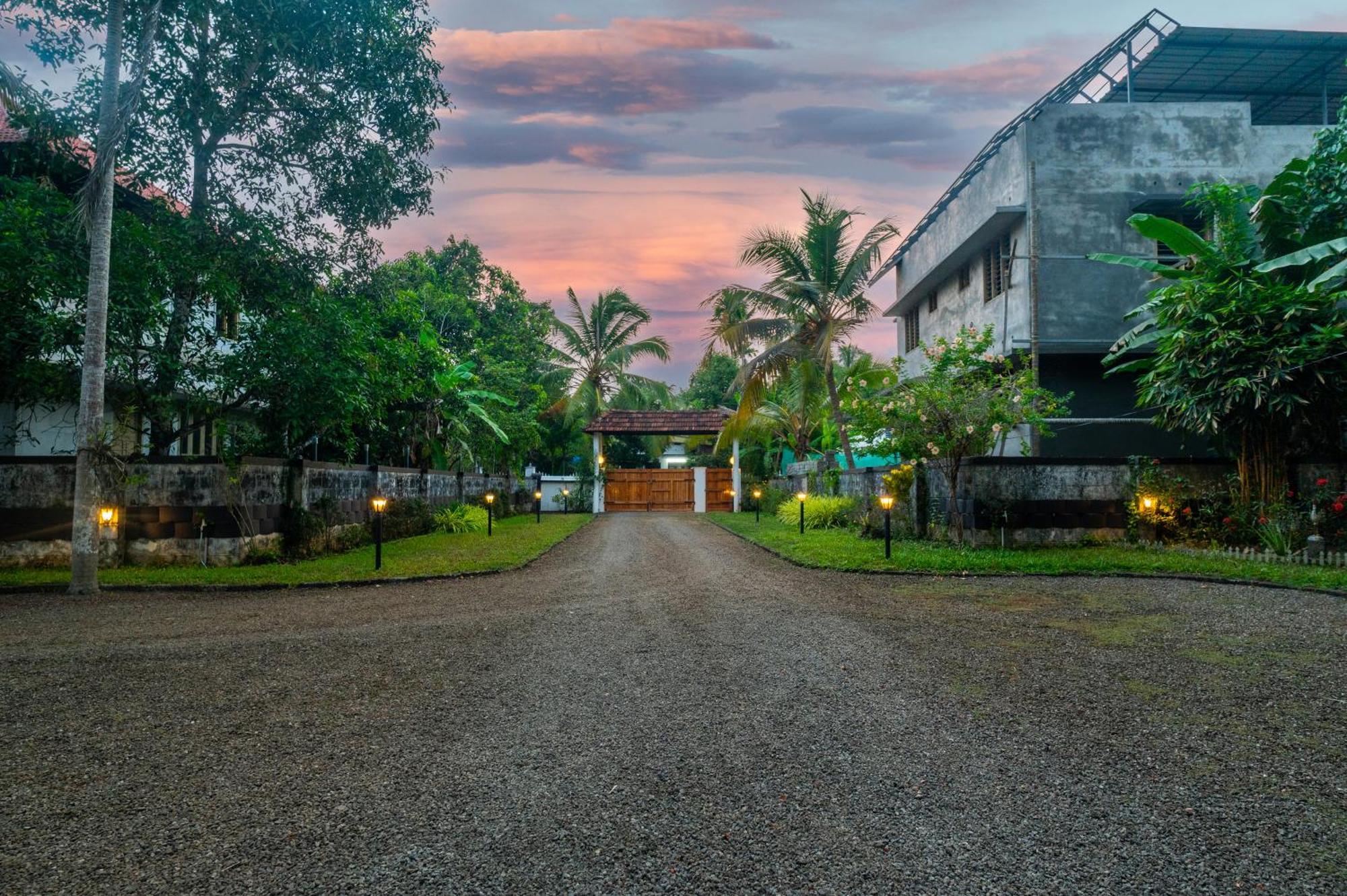 Babira Brookside Heritage Resort Кумараком Экстерьер фото