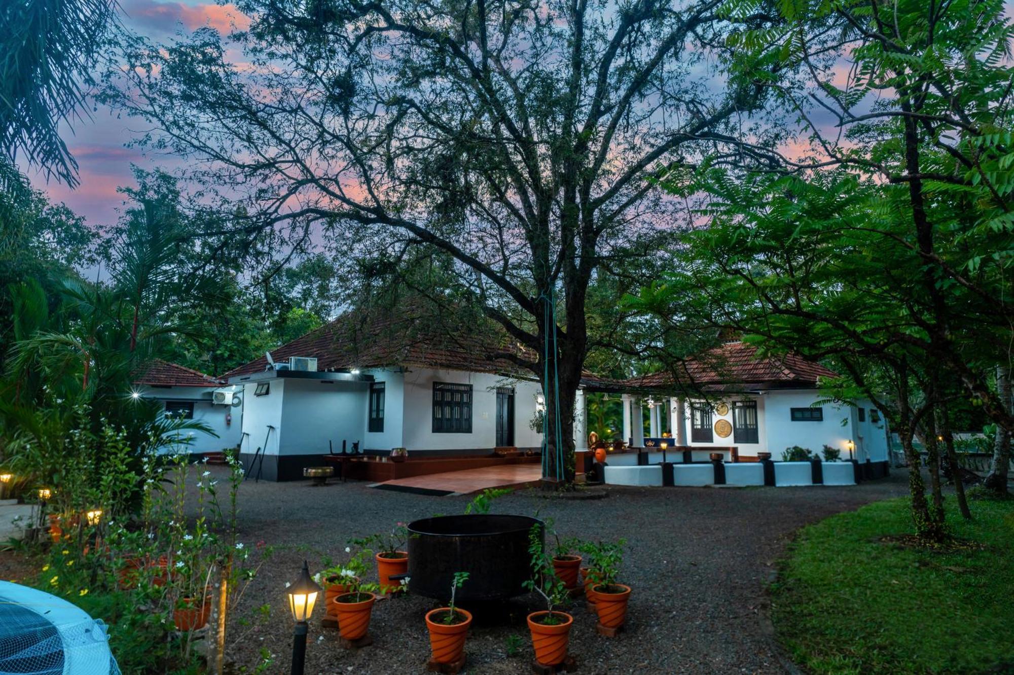 Babira Brookside Heritage Resort Кумараком Экстерьер фото