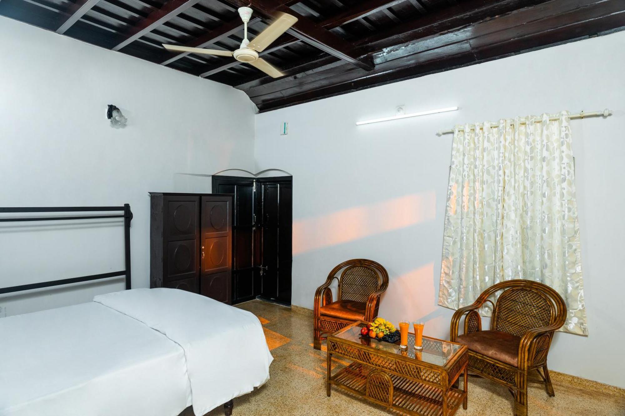 Babira Brookside Heritage Resort Кумараком Экстерьер фото