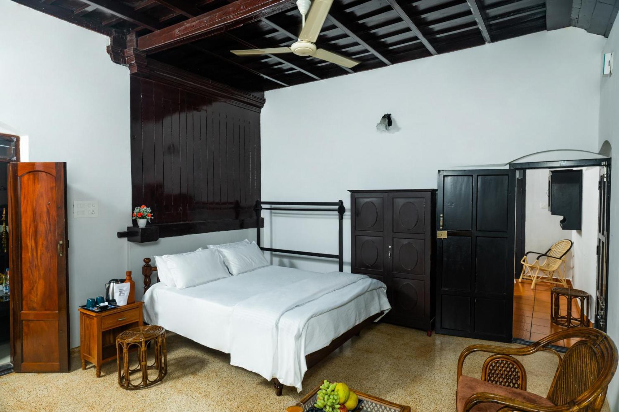 Babira Brookside Heritage Resort Кумараком Экстерьер фото