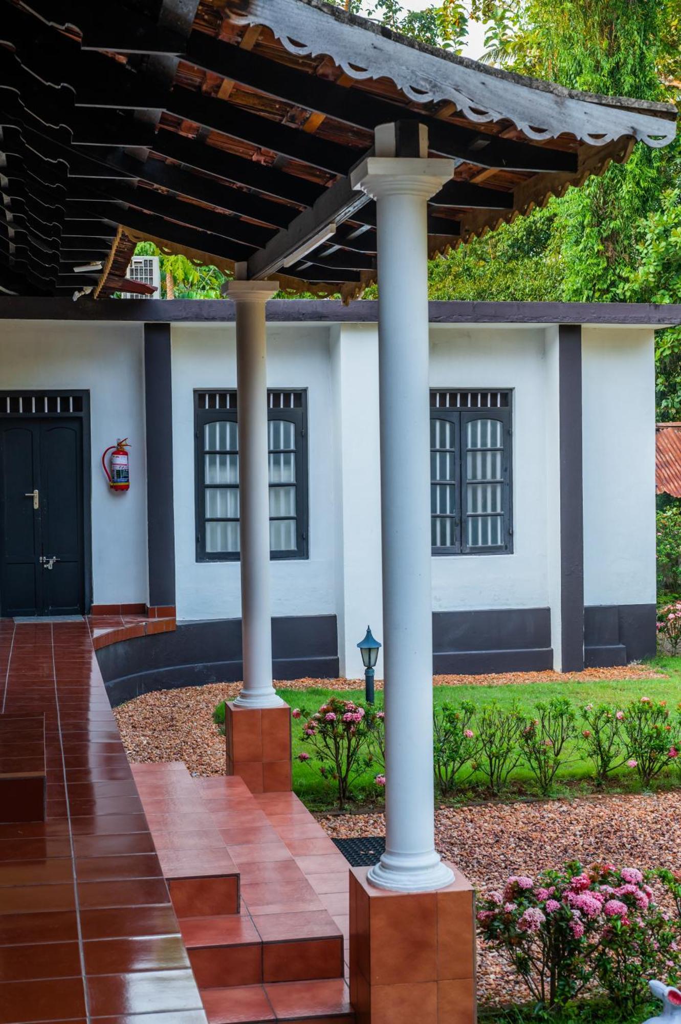 Babira Brookside Heritage Resort Кумараком Экстерьер фото