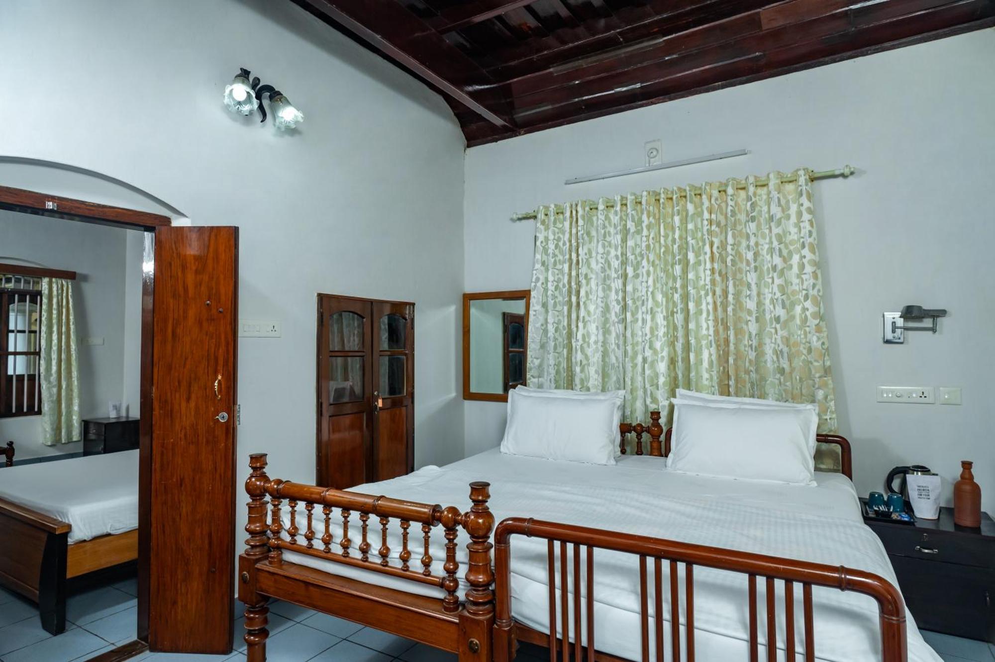 Babira Brookside Heritage Resort Кумараком Экстерьер фото