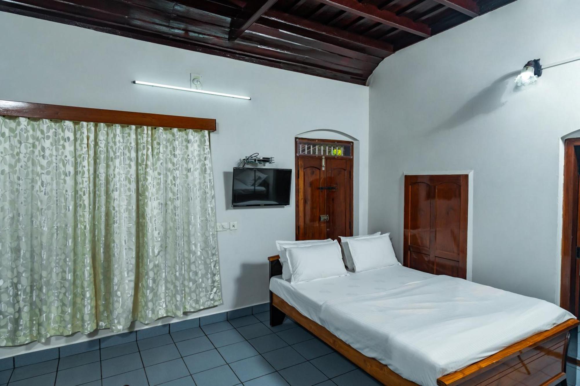 Babira Brookside Heritage Resort Кумараком Экстерьер фото