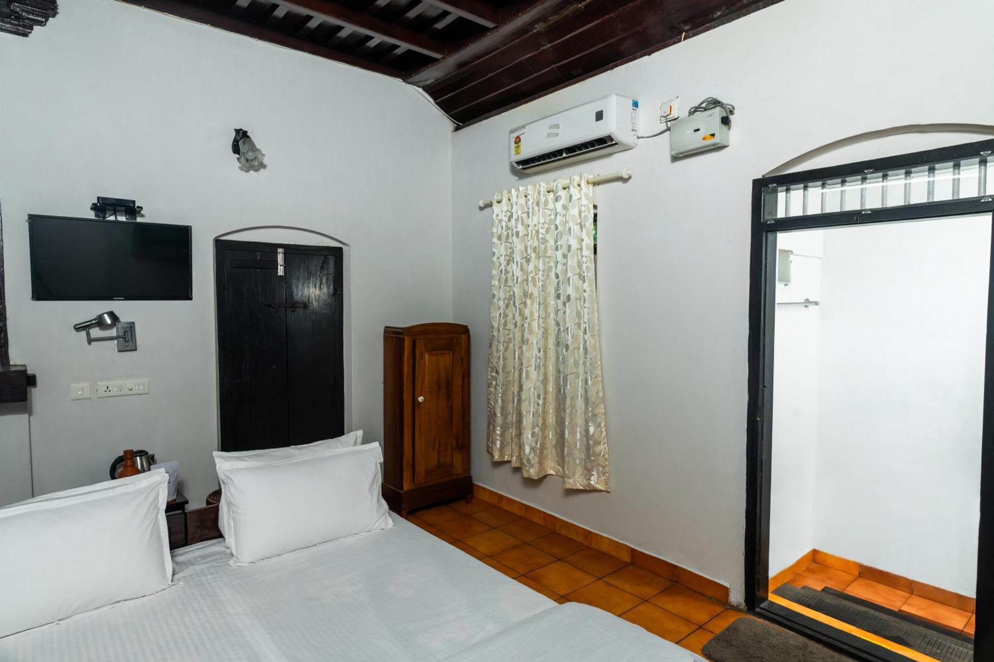 Babira Brookside Heritage Resort Кумараком Экстерьер фото