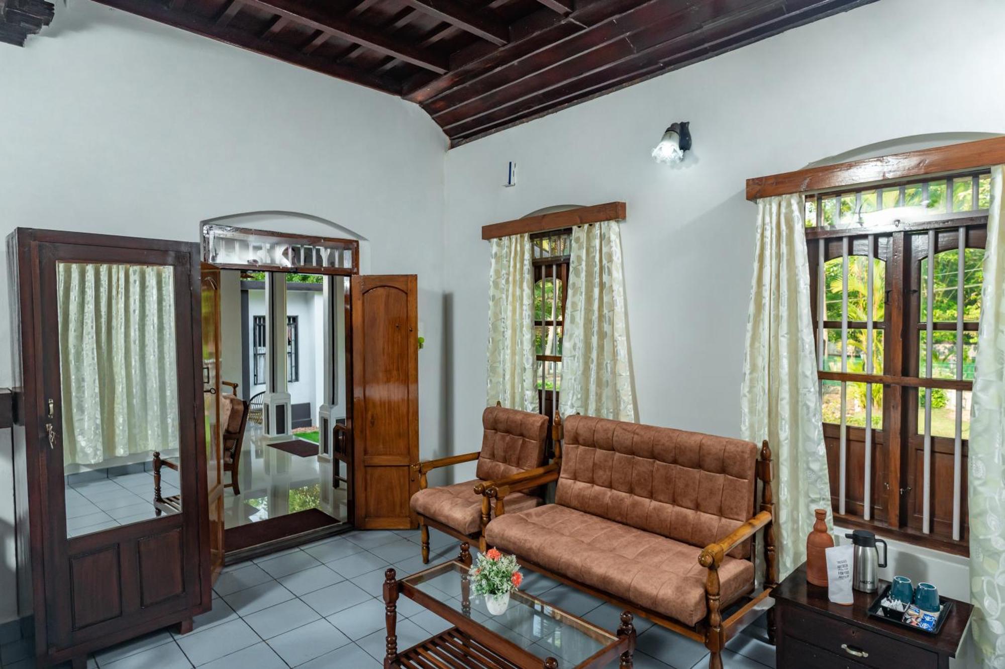 Babira Brookside Heritage Resort Кумараком Экстерьер фото