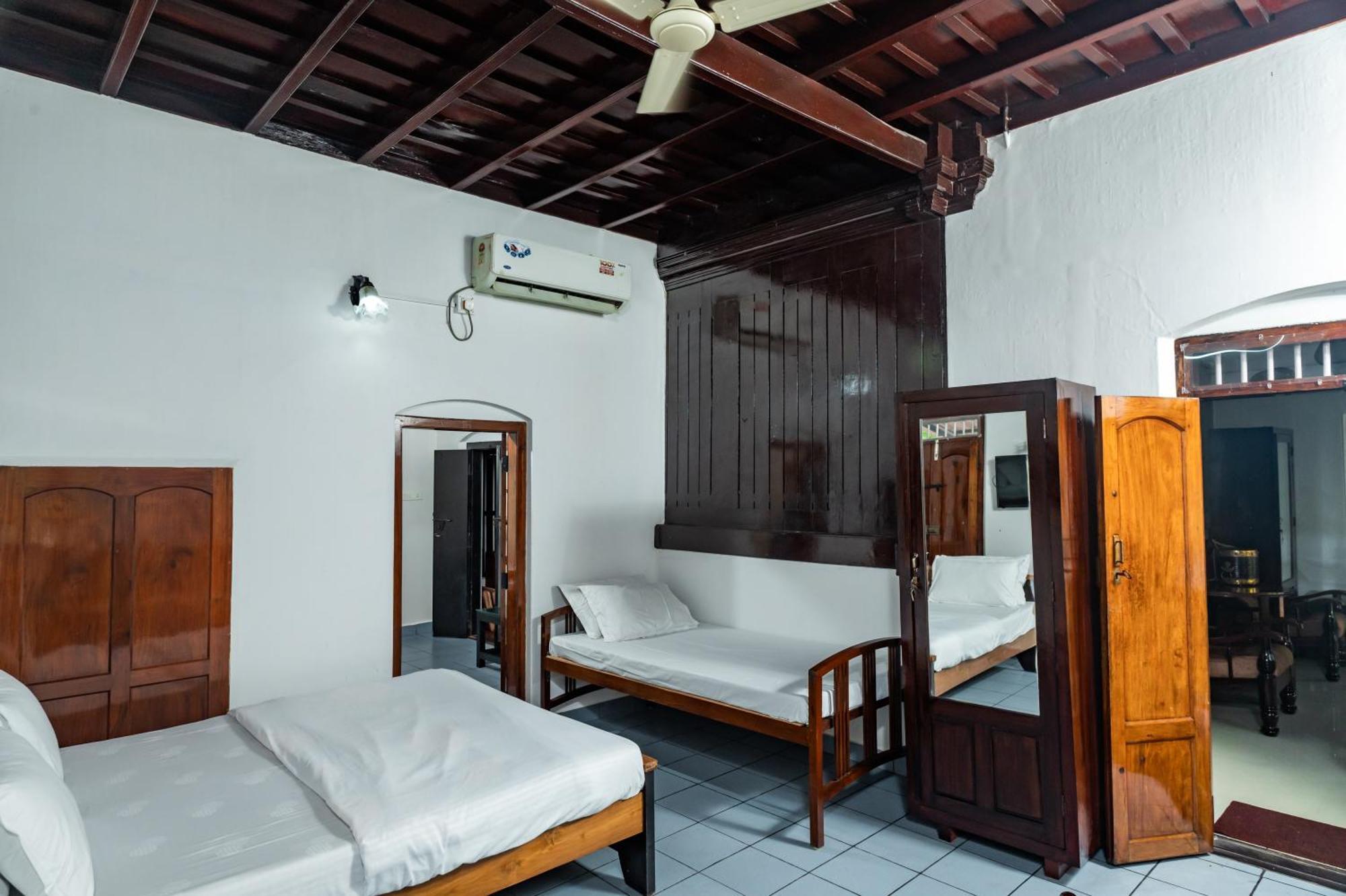 Babira Brookside Heritage Resort Кумараком Экстерьер фото