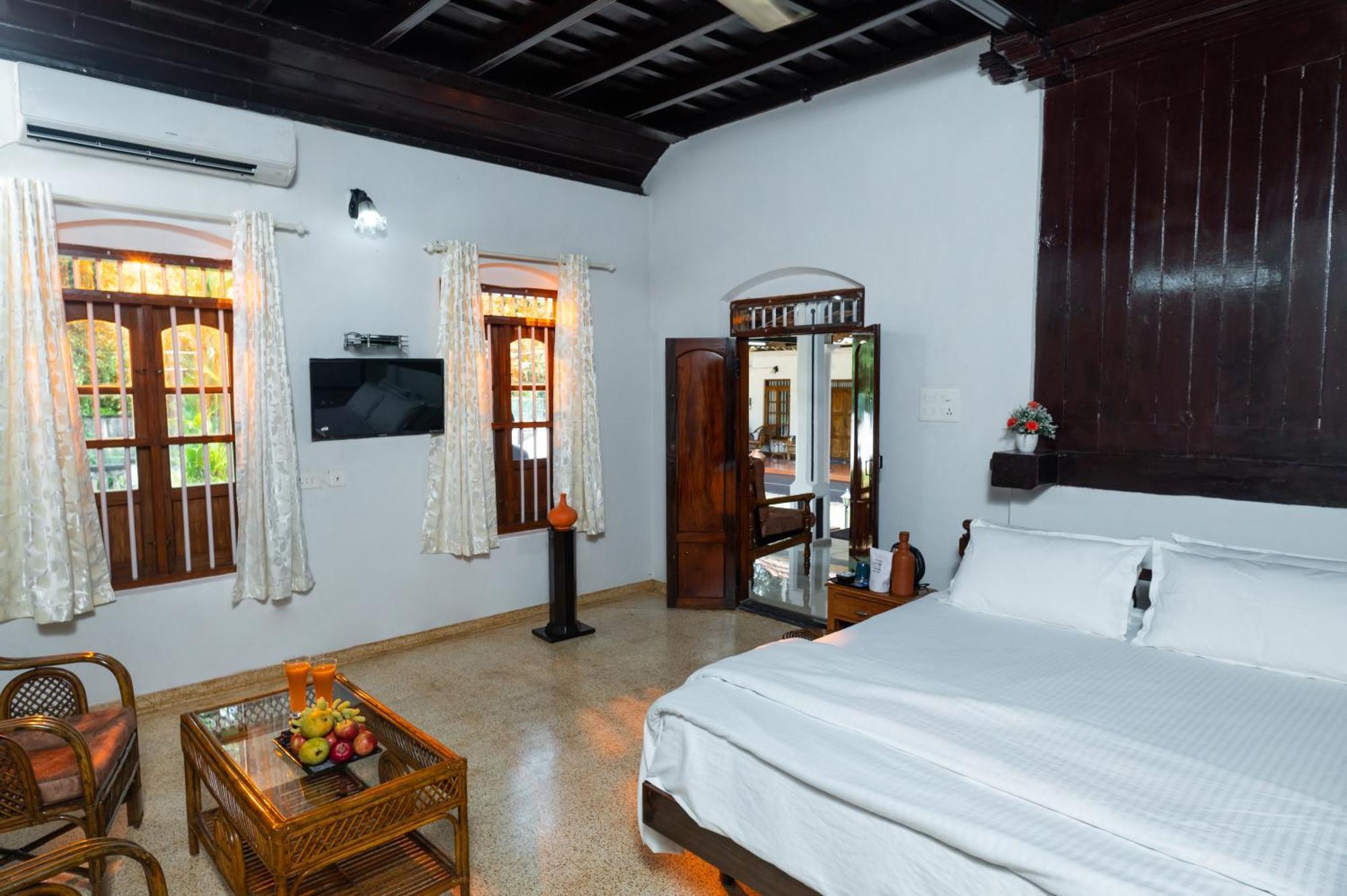 Babira Brookside Heritage Resort Кумараком Экстерьер фото