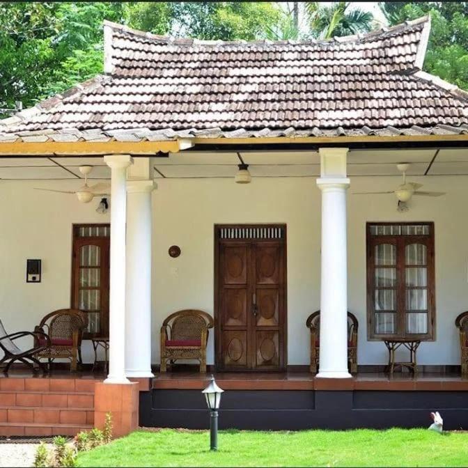 Babira Brookside Heritage Resort Кумараком Экстерьер фото